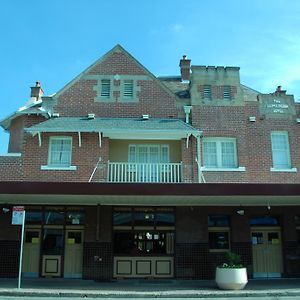 Captain Cook Hotel Botany